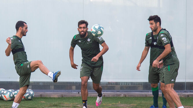 Juanmi, en un rondo con Barragán y Borja Iglesias, en el entrenamiento de este viernes.