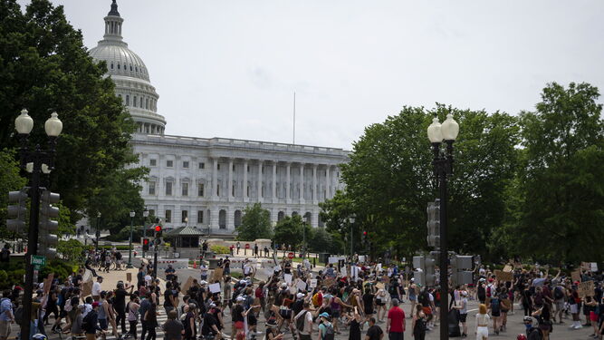 Gente marchan en Washington contra el racismo.
