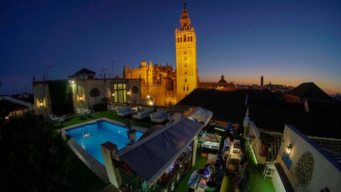 Terraza del hotel Doña María, con exclusivas vistas y clientela tras su reapertura esta semana.