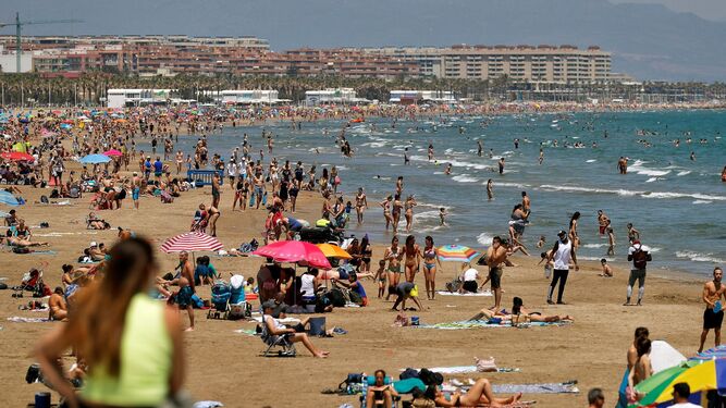 Los valencianos aprovecharon el sol para lanzarse a las playas de la capital.