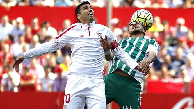 Reyes salta con Dani Ceballos en su último partido de blanco: el Sevilla-Betis (24-04-2016).