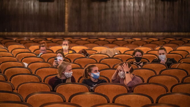 Unos espectadores con mascarilla asisten a un cine en Praga.
