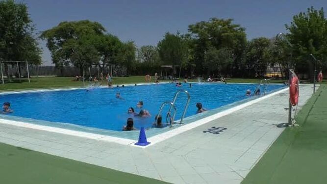 La piscina de Aznalcóllar, otra de las que no no abrirán este verano.