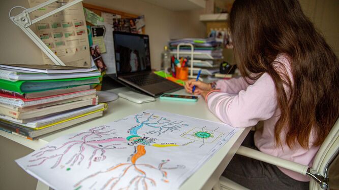 Una niña sigue una clase en su portátil, en una imagen de archivo.