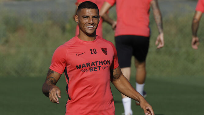 Diego Carlos sonríe en un receso de su entrenamiento con el Sevilla.