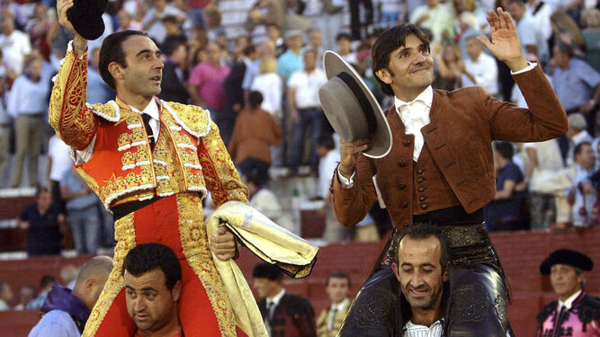 Enrique Ponce y Diego Ventura, a hombros tras conseguir un triunfo.