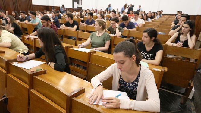 Estudiantes durante la prueba de Selectividad en la Universidad de Sevilla, en una edición anterior