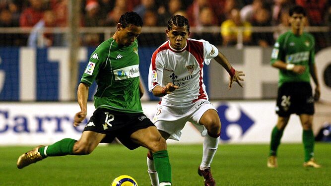 Daniel Alves presiona a Oliveira en aquel partido, diciembre de 2004, el derbi de las camisetas.