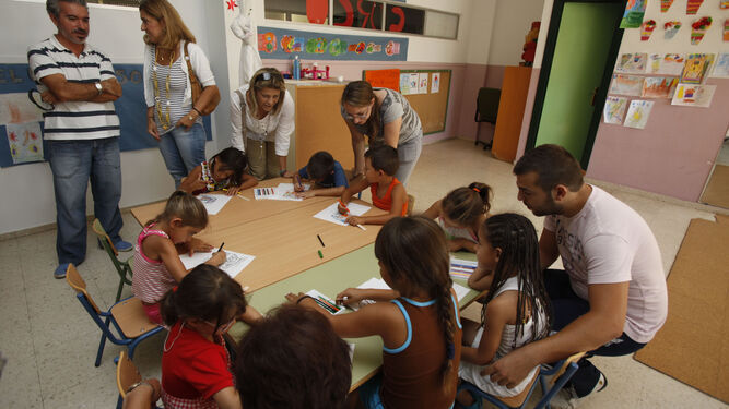 Un grupo de niños realizan diversas actividades plásticas en verano en un colegio.