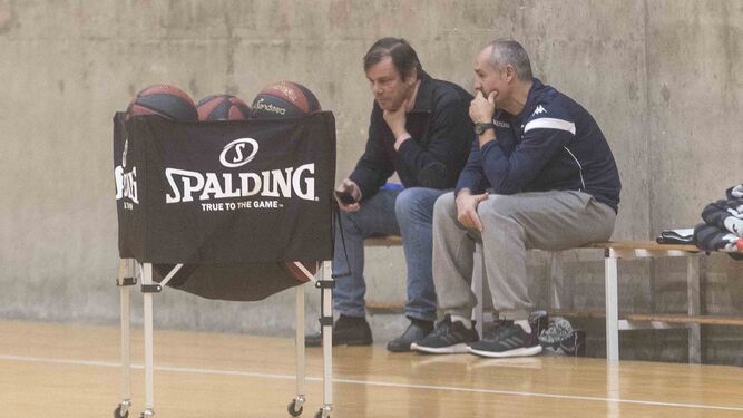 El director deportivo del Betis Baloncesto, Juanma Rodríguez, dialoga con el técnico, Curro Segura, durante un entrenamiento.