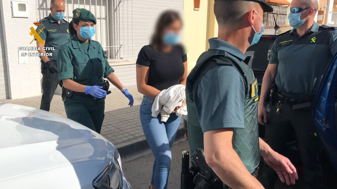 La Guardia Civil traslada a una mujer detenida en la operación.