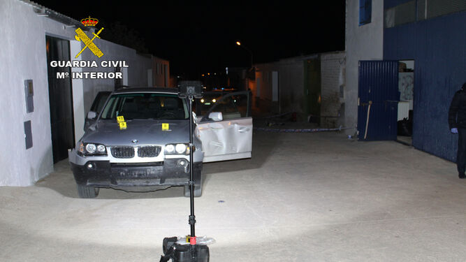 El vehículo de los asaltantes, inspeccionado por la Guardia Civil.