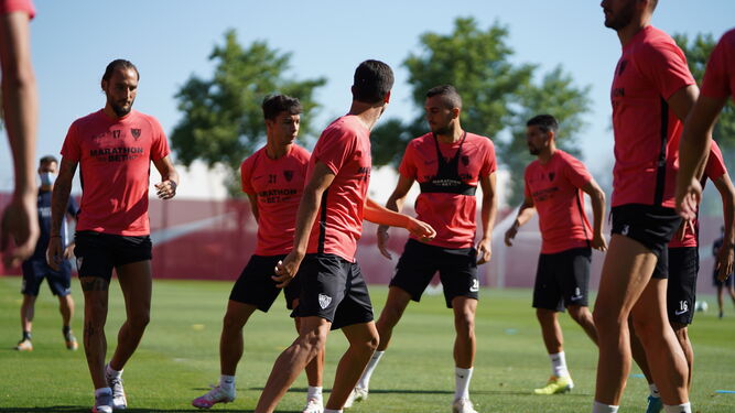 Gudelj, junto a otros compañeros en el entrenamiento del Sevilla FC este domingo.