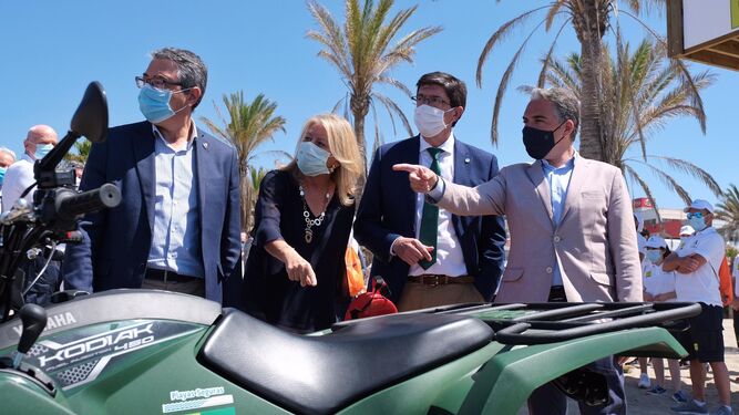 Juan Marín y Elías Bendodo en la presentación del plan de playas seguras en Marbella