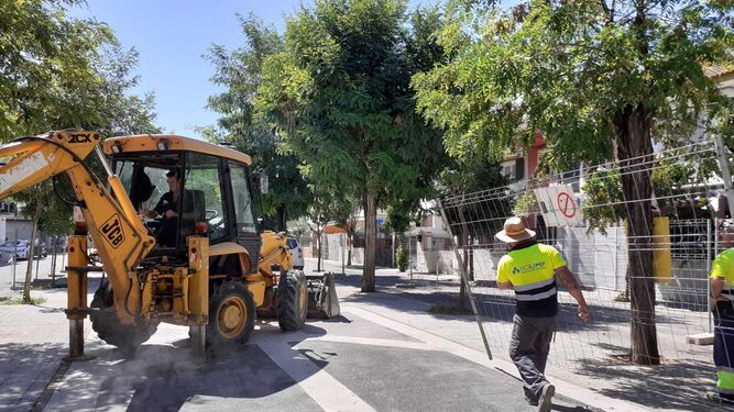 Las obras de reurbanización, que han arrancado este lunes en la actual calle Almería de Camas.