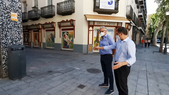 Pimentel visita la Plaza de la Gavidia junto al concejal Aumesquet.