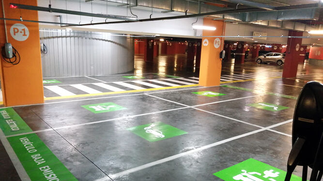 Los siete nuevos cargadores gratuitos para coches eléctricos en el parking de Torre Sevilla.