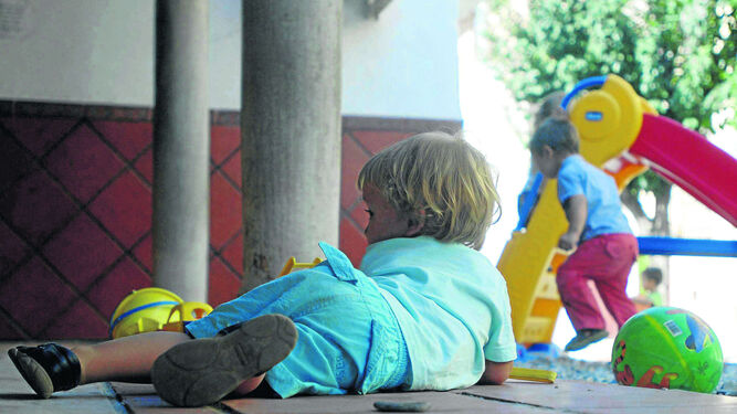Un niño juega en el patio de una guardería autorizada por la Junta.