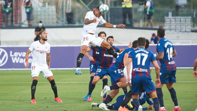 Diego Carlos cabecea a gol, pero Hernández Hernández ya ha pitado falta a Campaña, en el suelo.