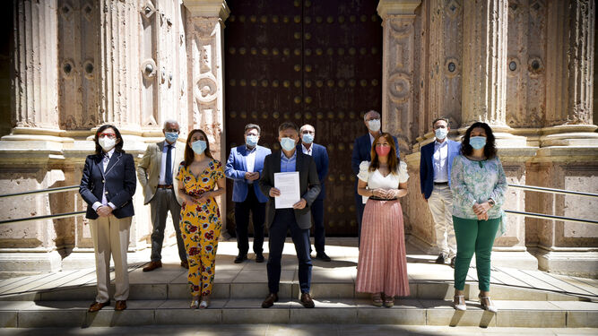 José Fiscal y varios parlamentarios del PSOE a las puertas del salón de plenos de la Cámara