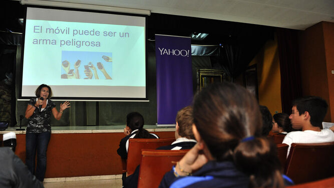 Conferencia sobre los riesgos de internet en el colegio Las Esclavas, de Sevilla.