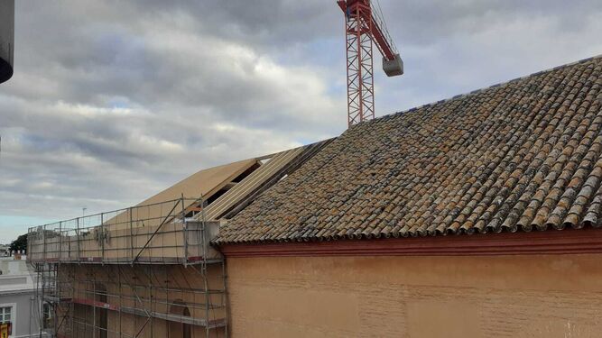 La reconstrucción de parte del tejado del convento Madre de Dios