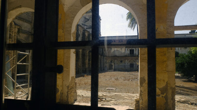 El deficiente estado en el que se encuentra una de las zonas del monasterio de San Isidoro del Campo.