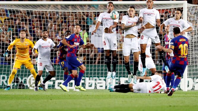 Lanzamianto de falta de Messi en el encuentro de ida entre el Barcelona y el Sevilla en el Nou Camp.