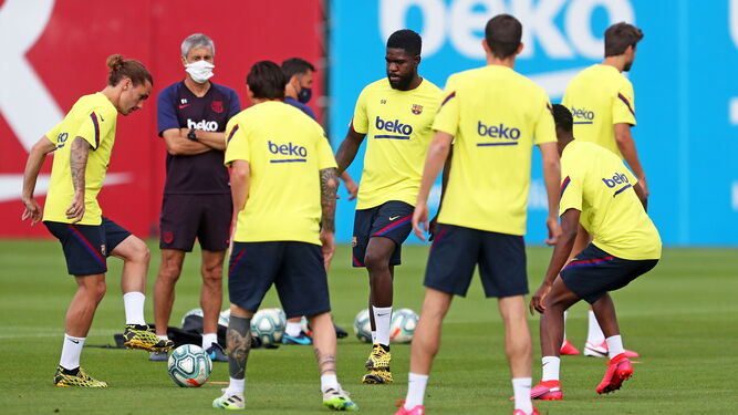 Quique Setién, atento en un reciente entrenamiento del Barcelona.