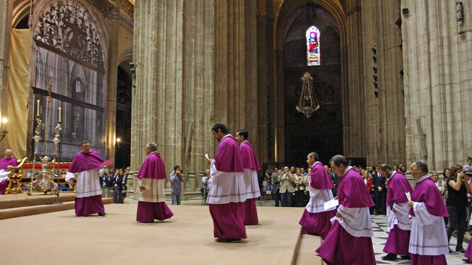 Los canónigos suben al altar del Jubileo en una ceremonia celebrada en la Catedral.