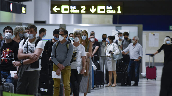 Llega a  Sevilla del primer vuelo con turistas desde el cierre de fronteras