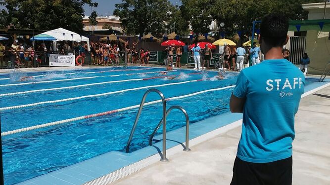 La piscina de Arahal, durante una prueba del circuito provincial de natación, que organiza la Diputación.
