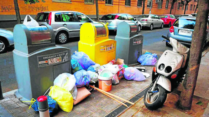 La basura fuera es uno de los problemas de los buzones de recogida neumática. En la imagen, Pino Montano.