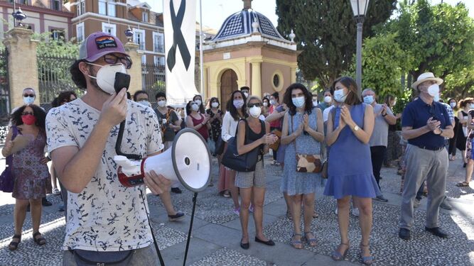 Los docentes universitarios protestan a las puertas del Rectorado.