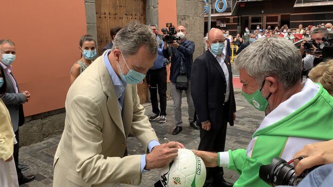 El Rey firma un balón al bético de Canarias