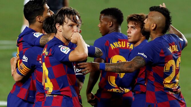 Loa jugadores del Barcelona celebran el gol de Rakitic