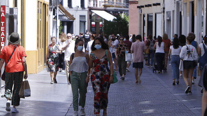Gente paseando por las calles de Sevilla