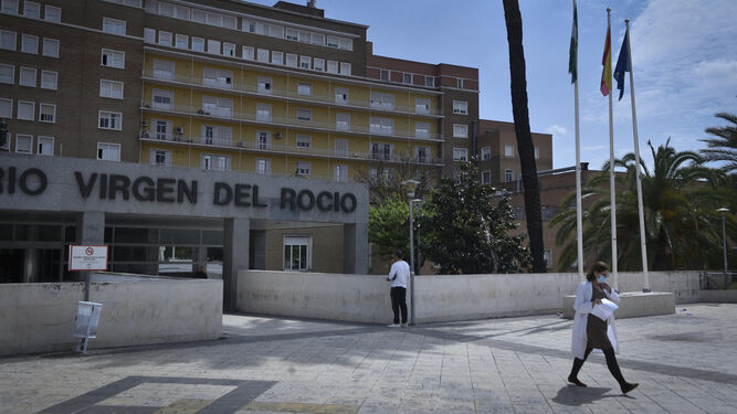 Entrada del Hospital Virgen del Rocío de Sevilla, en la avenida Manuel Siurot.