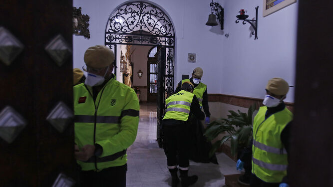 La UME desinfecta una residencia en Sevilla.