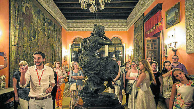 Visita nocturna al Palacio de las Dueñas, en una edición pasada del ciclo veraniego.