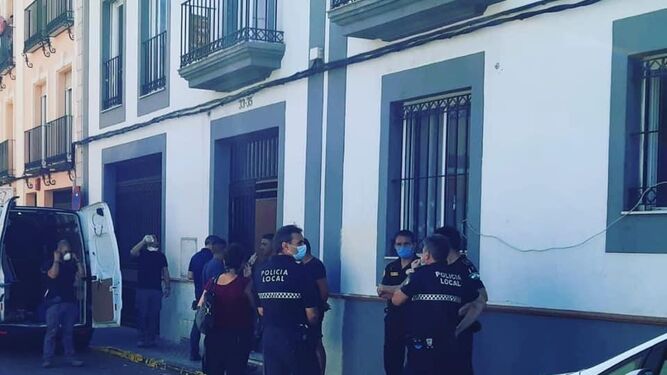 Agentes de la Policía Local ante el bloque de la calle Alcalde Manuel Marín que ha sido desalojado este lunes.