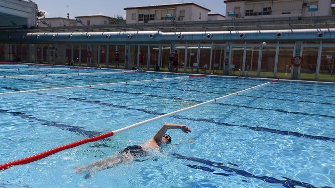 Un bañista practica natación en la piscina municipal de El Tiro de Línea.
