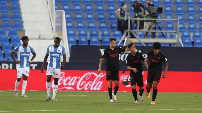 Los jugadores del Sevilla celebran uno de los goles de Óliver Torres.