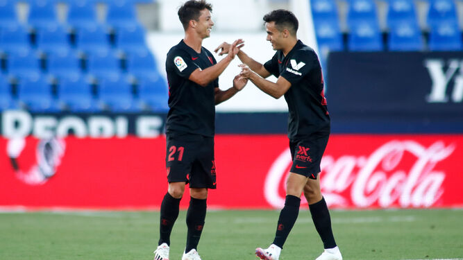 Reguilón felicita a Óliver Torres por uno de sus goles en Leganés.