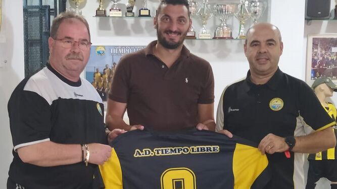 Domingo Mesa (i), Paco Ares (c) y Jesús Acal, en la presentación del nuevo equipo del club.