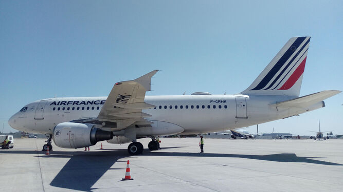 El avión de Air France en el aeropuerto de Sevilla este jueves.