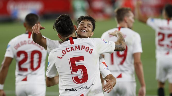 Óliver Torres felicita a Ocampos por su gol de penalti en el derbi.