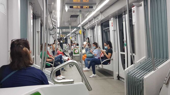 Viajeros con mascarilla en un vagón del Metro.