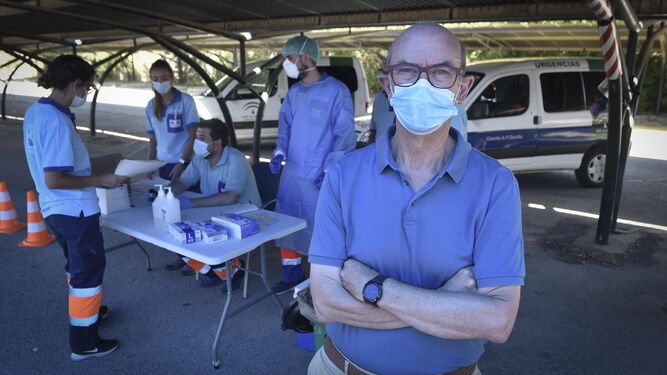 El epidemiólogo Eduardo Briones en el distrito sanitario Sevilla, donde se hacen diariamente unas 100 pruebas PCR.