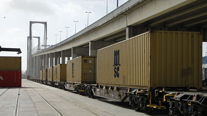 Un tren de contenedores en el Puerto de Sevilla.